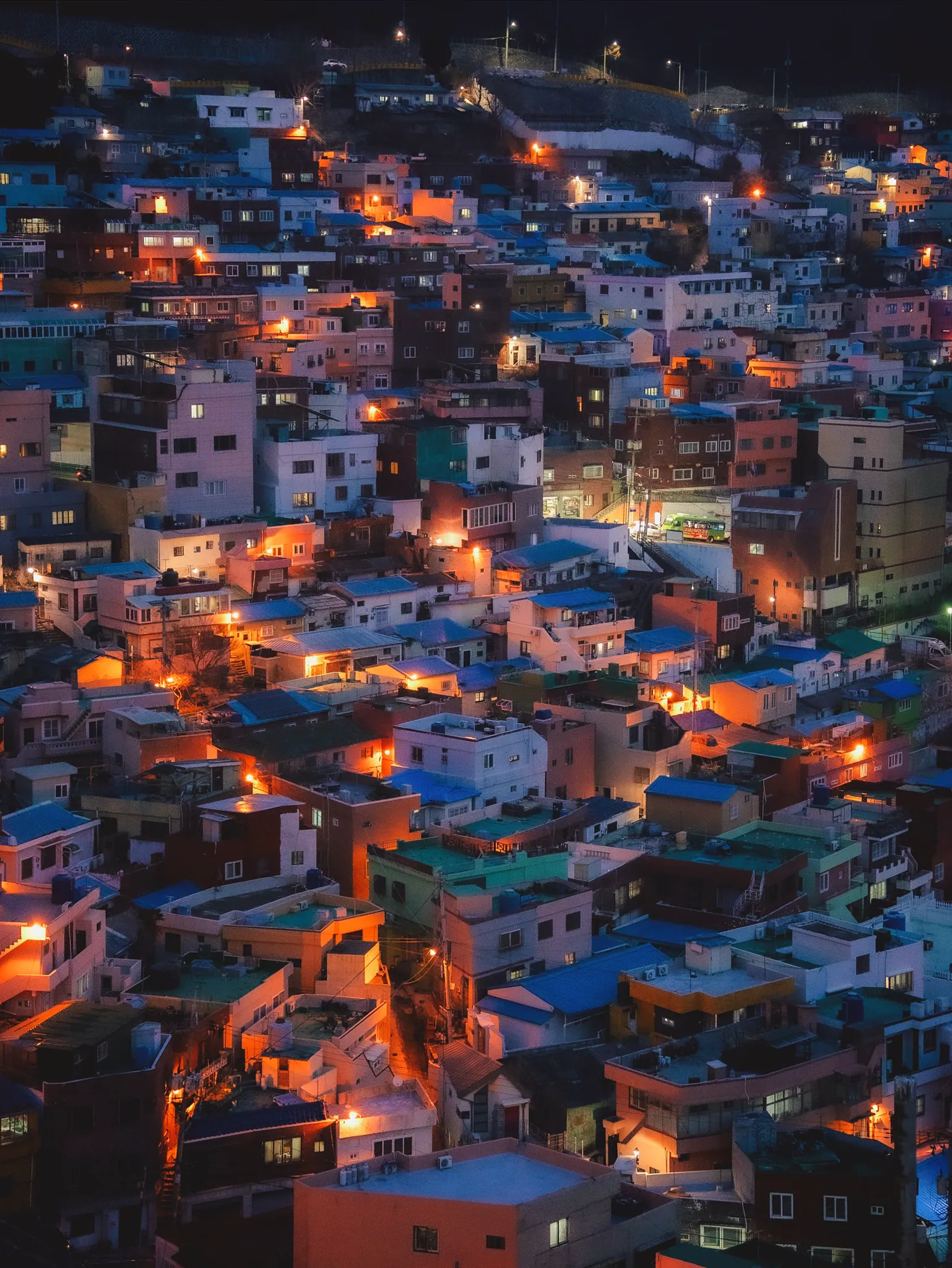 夜景中依山密集的彩色房屋